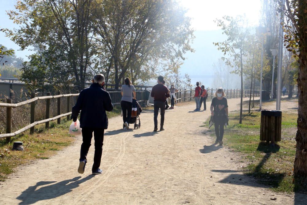 Persones caminant pel parc fluvial de Vilanova del Camí i el parc central d'Igualada