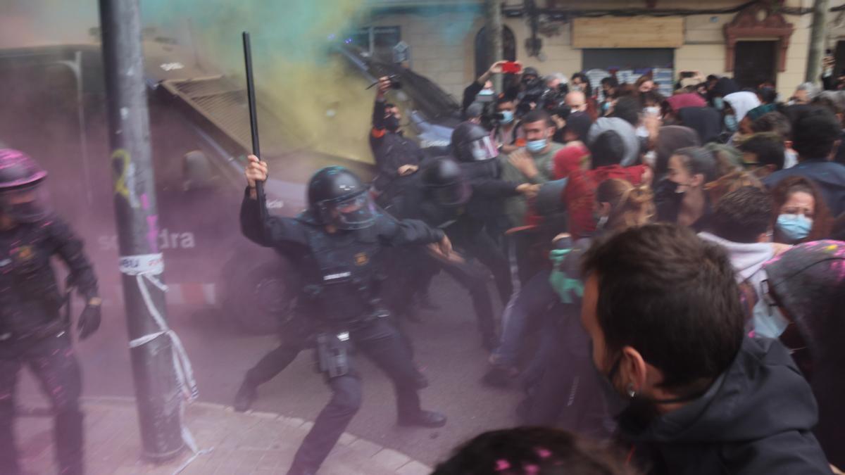 Càrrega policial durant el desnonament al bloc Llavors de Barcelona