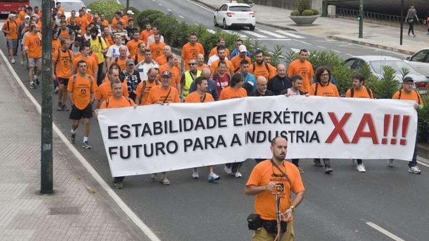 Protesta de empleados de Alcoa para exigir un marco energético estable.