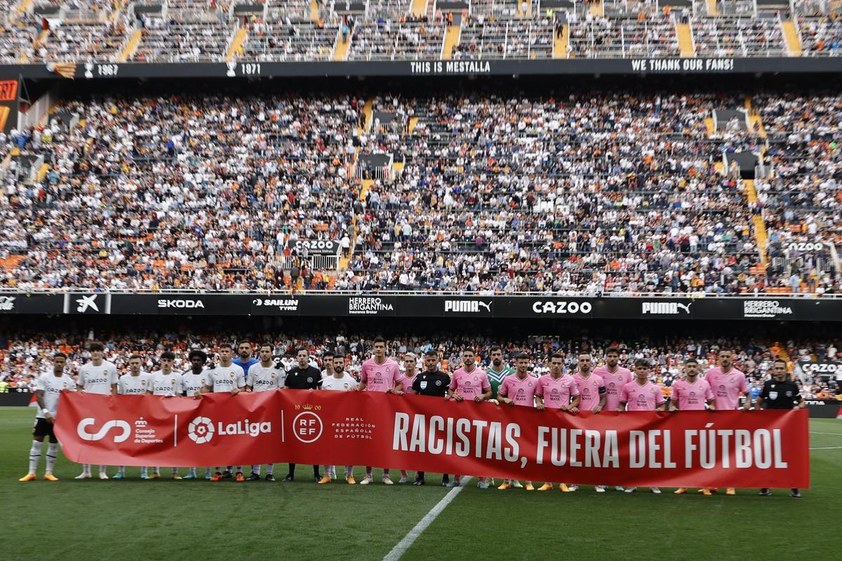 VALENCIA, 28/05/2023.- Jugadores del Valencia y del Espanyol posan con una pancarta contra el racismo antes del inicio del encuentro correspondiente a la jornada 37 de Primera División disputado hoy domingo en el estadio valencianista de Mestalla. EFE / Biel Aliño.