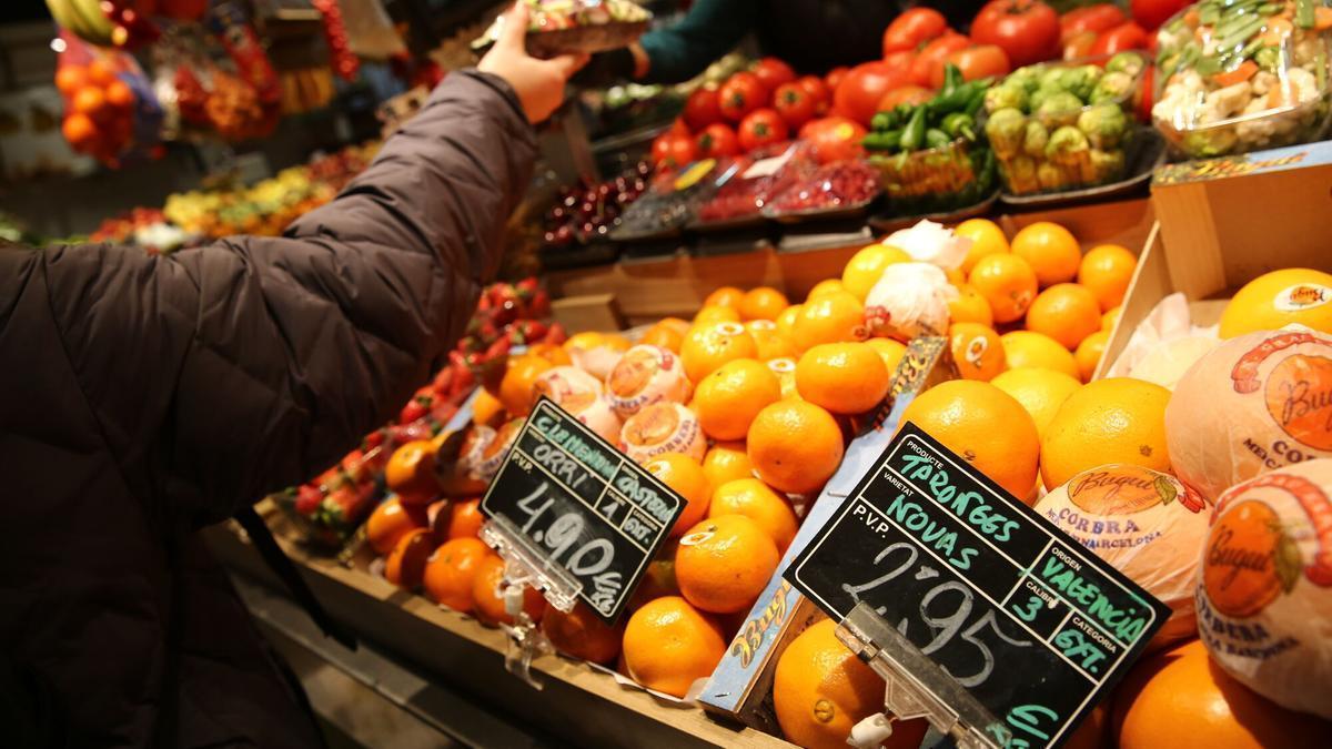 Puesto de frutas y verduras en un mercado de Barcelona. /