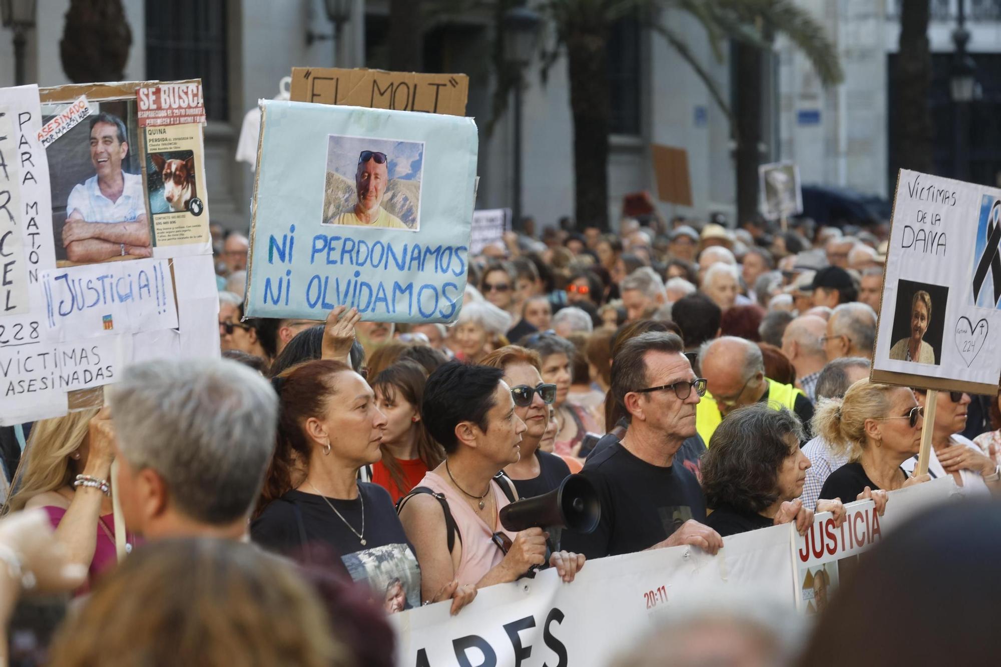 Familiares de las víctimas y afectados por la dana encabezan la manifestación del 29-M