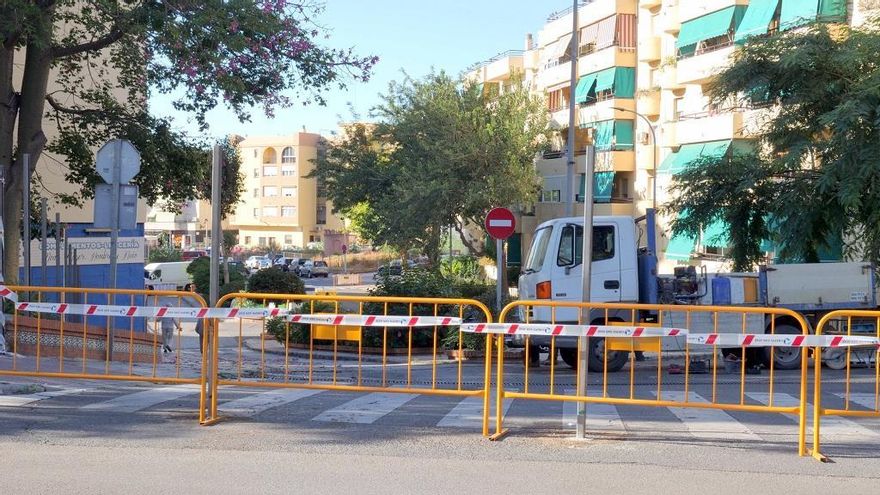 Imagen de la zona de obras del aparcamiento de la plaza del Ajedrez de Estepona.