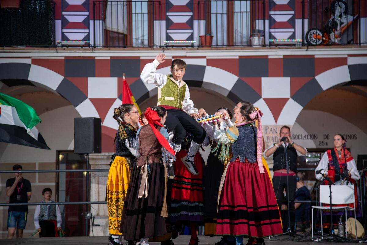 El folklore infantil toma la Plaza Alta de Badajoz