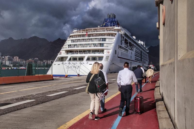 Llegada del crucero de lujo Europa2 al puerto de Santa Cruz de Tenerife