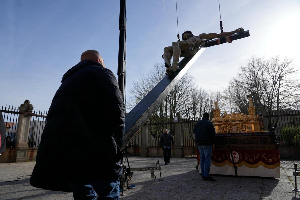 La Cofradía del Silencio prepara y traslada al Cristo de las Injurias.