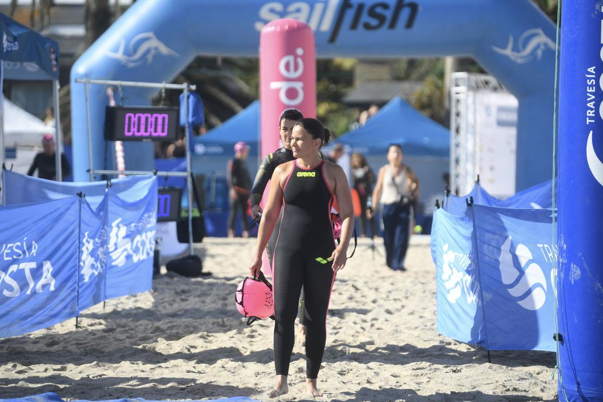 La prueba de natación en aguas abiertas contó con salida y llegada en la playa de Santa Cristina.