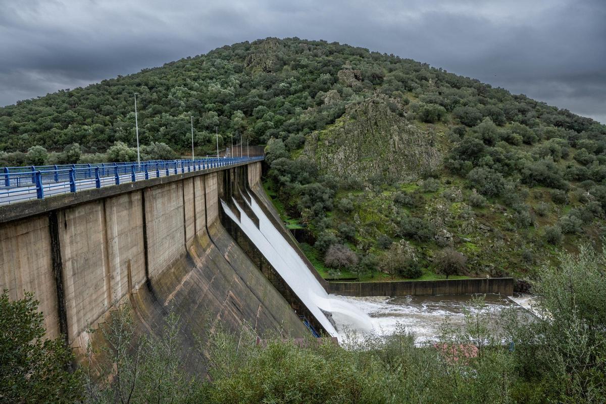La presa de Villar del Rey, desembalsando.