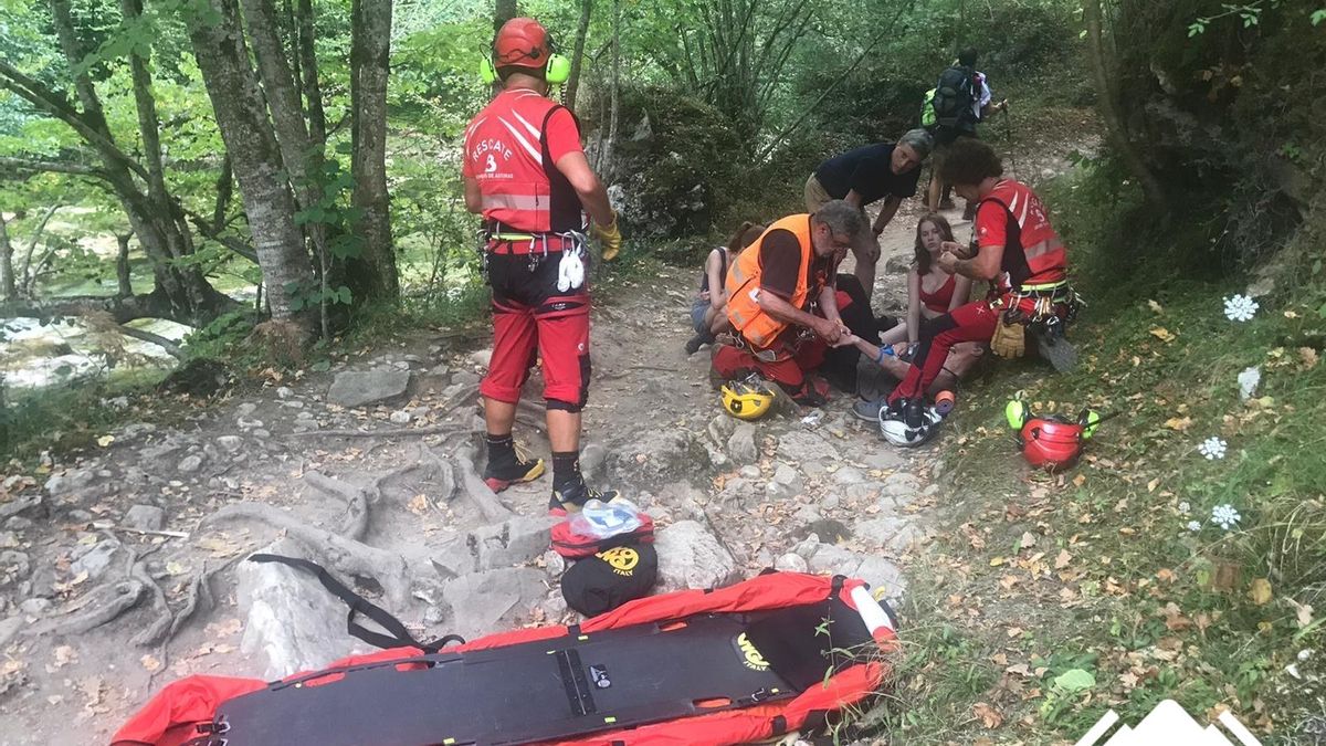 Un momento de la evacuación de la turista holandesa en la Olla de San Vicente.