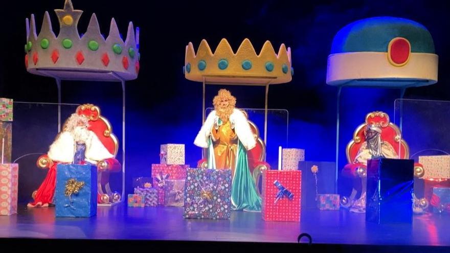 Los Reyes Magos llena de ilusión Avilés: así ha sido su visita a la comarca antes de repartir los regalos