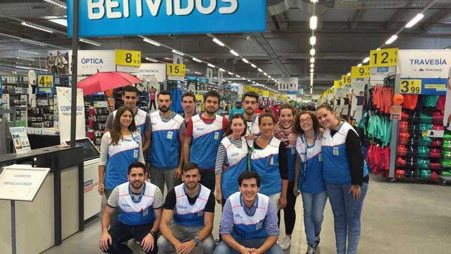 Parte del plantel de colaboradores que trabajan en Decathlon Oleiros y que participarán de la celebración.