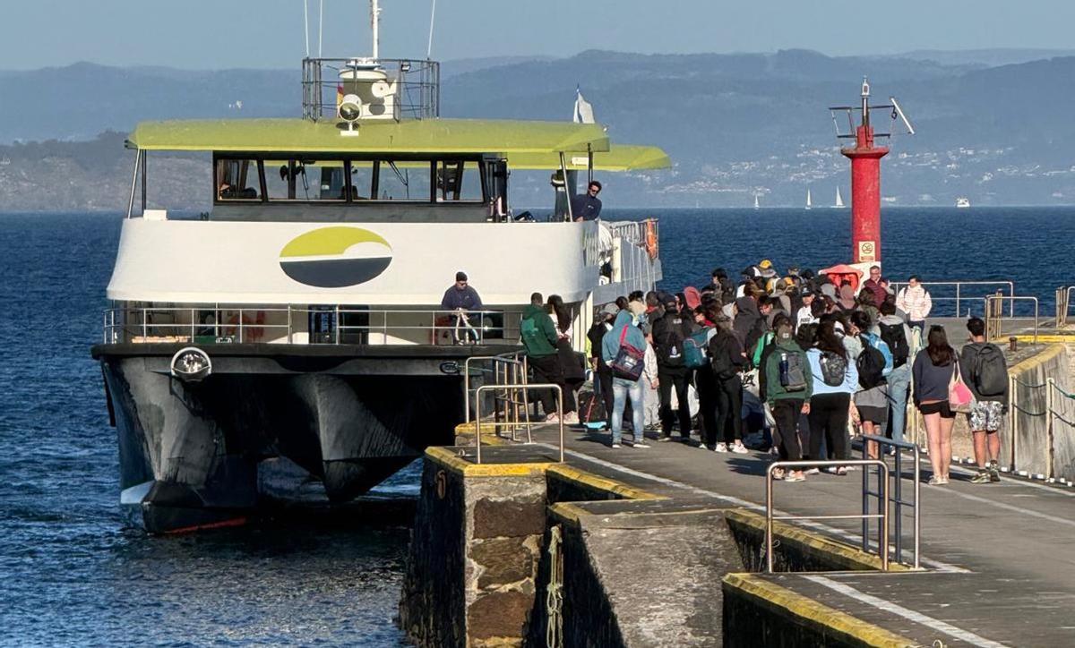 Barco de pasaje en la Illa de Ons durante la Semana Santa.