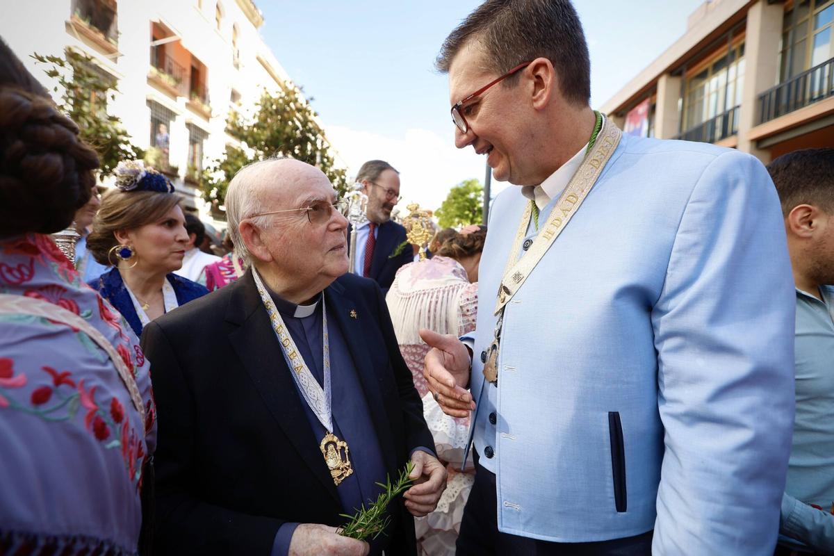 La hermandad del Rocío de Córdoba parte hacia Almonte entre imágenes de fe y emoción