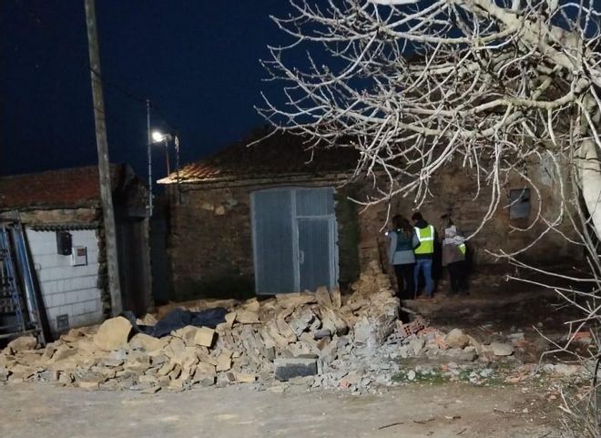 GALERÍA | Un fallecido tras el derrumbe de un muro de piedra en Grisuela, Zamora