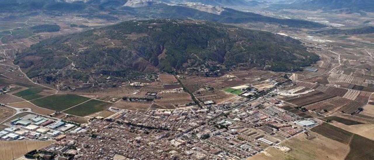 El casco urbano de Pinoso se halla junto al monte Cabezo de la Sal.