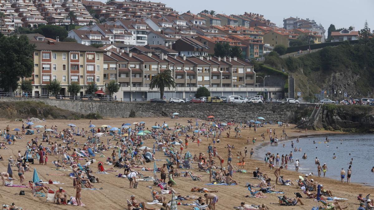 La playa de Luanco, este domingo.