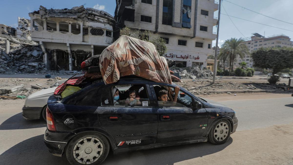 Residentes abandonan Gaza City por la posible invasión terrestre Israelí.
