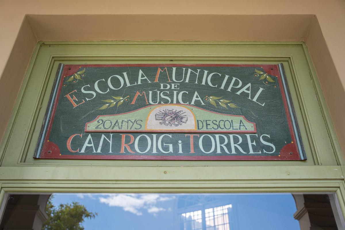 Plano detalle de un cartel de la escuela de música de Santa Coloma de Gramenet.