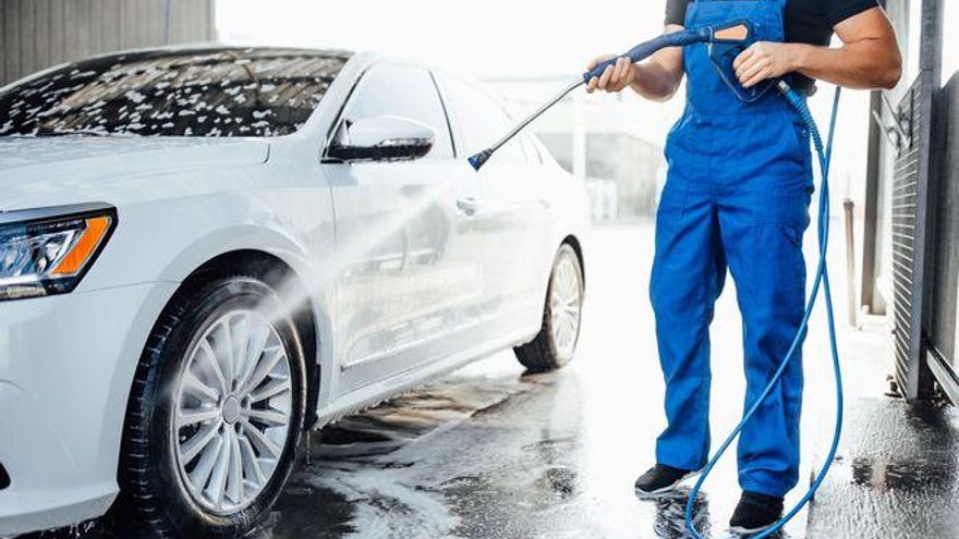 Si lavas tu coche en casa consumes 8 veces más agua que en un centro de lavado