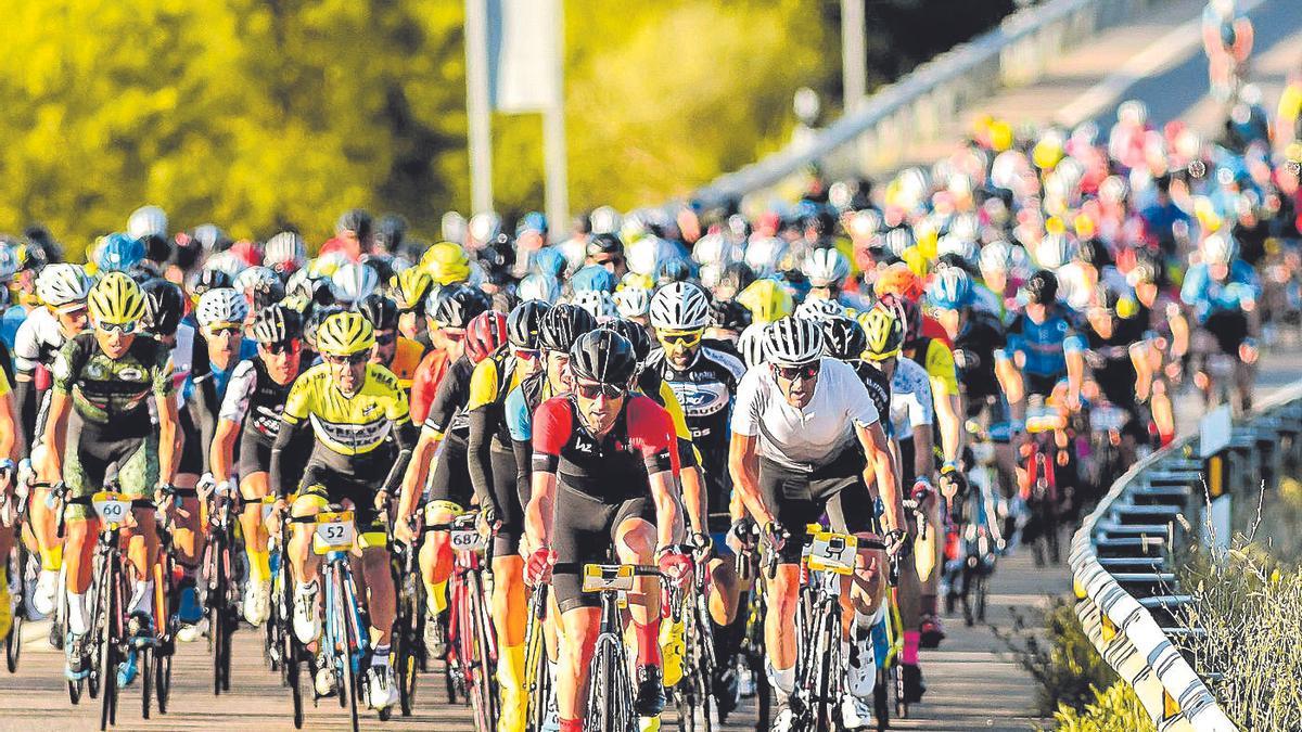 El pelotón ciclista recorre una carretera durante la celebración de la última edición de la Quebrantahuesos