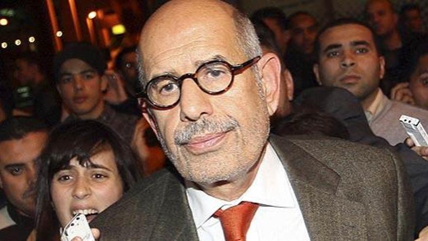 Mohamed el Baradei es recibido por una gran número de periodistas a su llegada a El Cairo