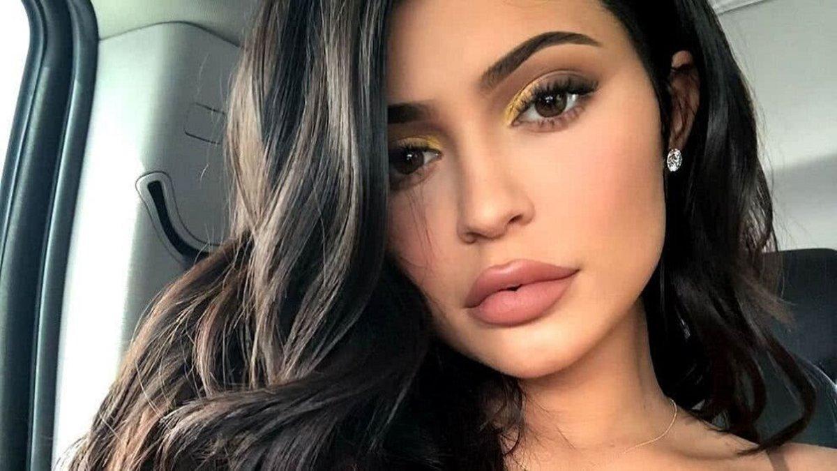 Kylie Jenner cautiva a sus seguidores con un desnudo oculto entre sábanas blancas