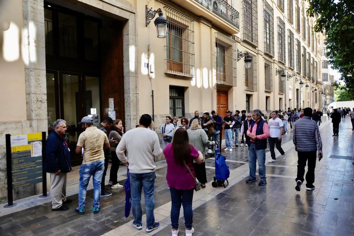 Colas en las Oficinas Municipales esta mañana a un día de que comience la regularización extraordinaria