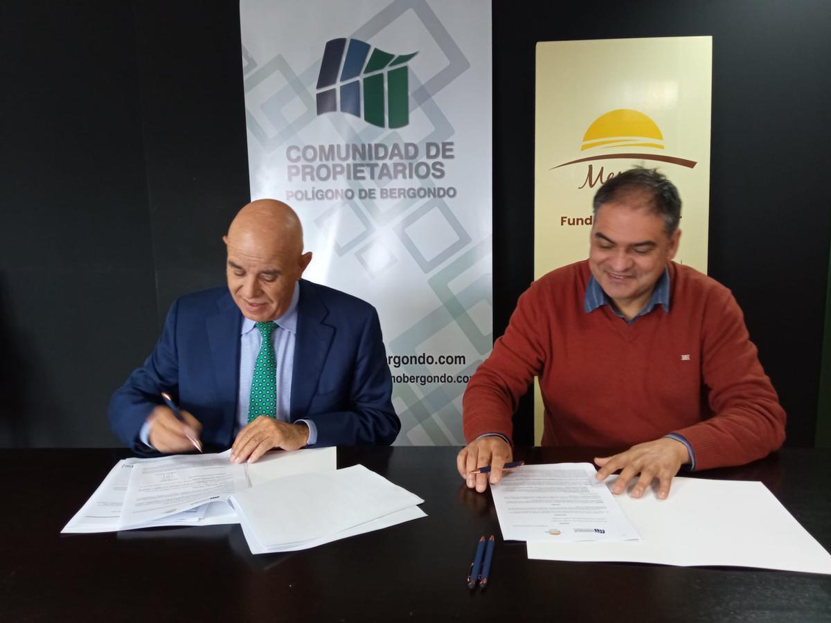 Los representantes del polígono de Bergondo y la Fundación Mencer durante la firma del convenio.