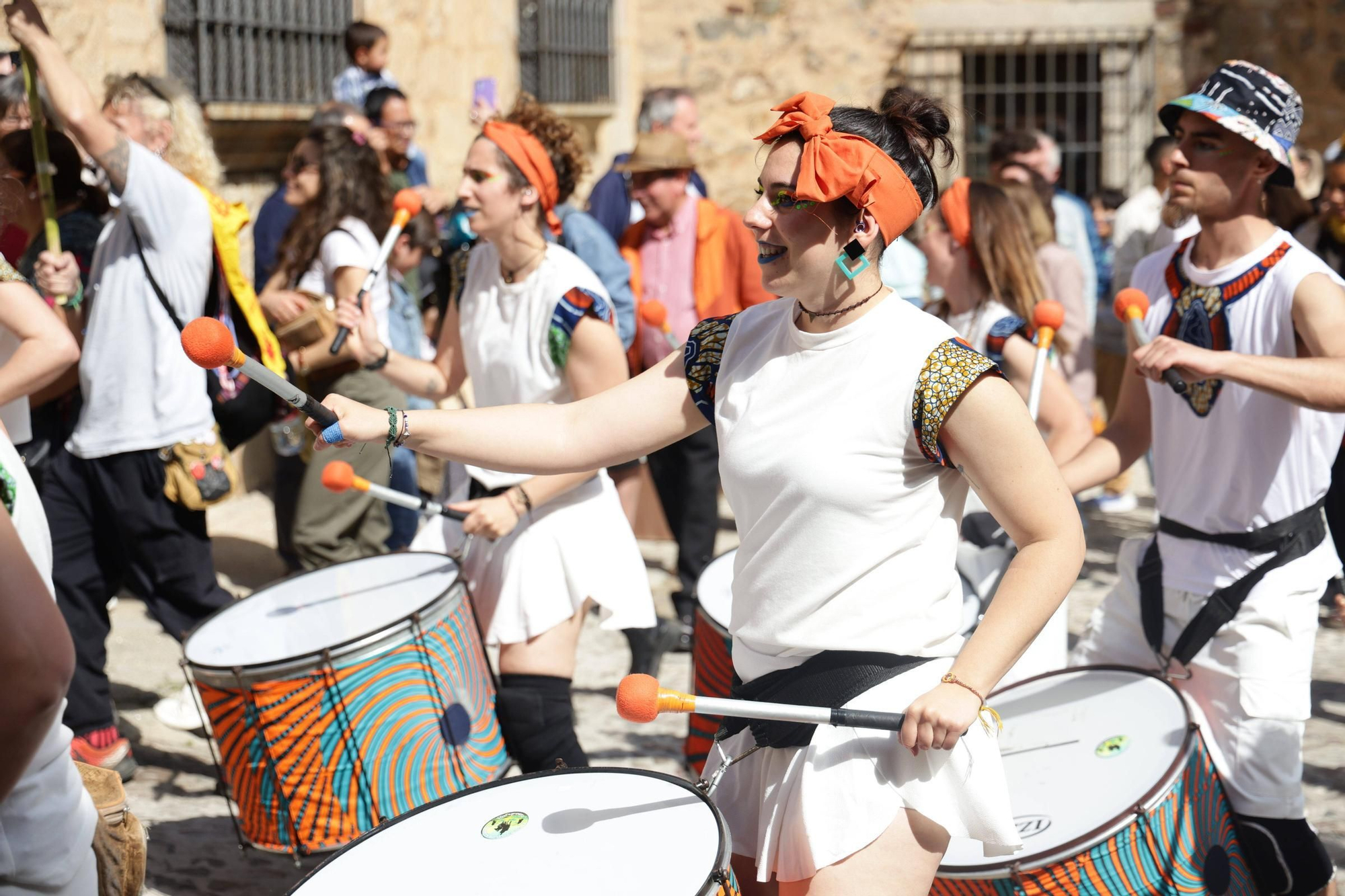 Las imágenes de este domingo de Womad en Cáceres: el pasacalles pone el broche final