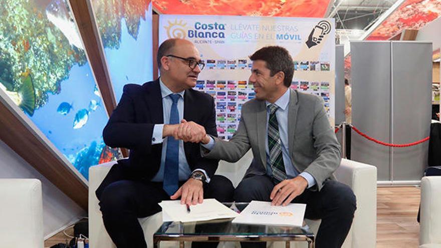 El rector, Manuel Palomar, y el presidente de la Diputación de Alicante, Carlos Mazón, durante la firma del convenio.