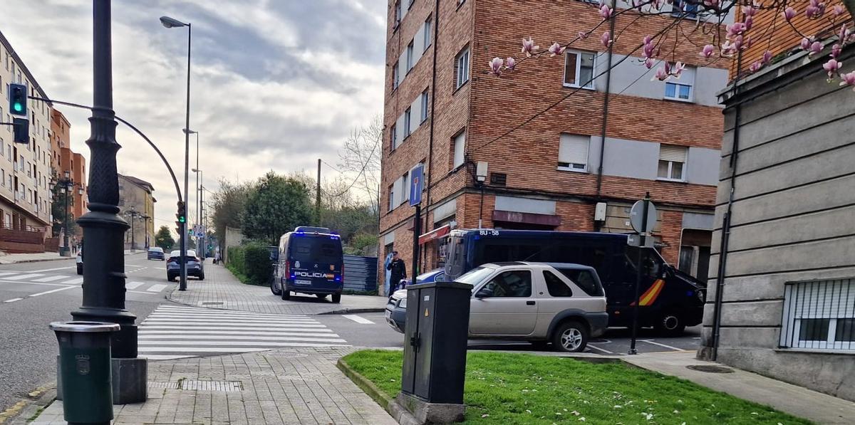 Varios vehículos policiales desplegados.