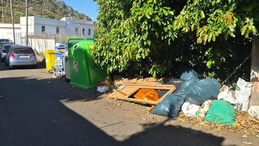 Vecinos denuncian la acumulación de basura en los barrios de Teror: "Las ratas se van a hacer un festín"