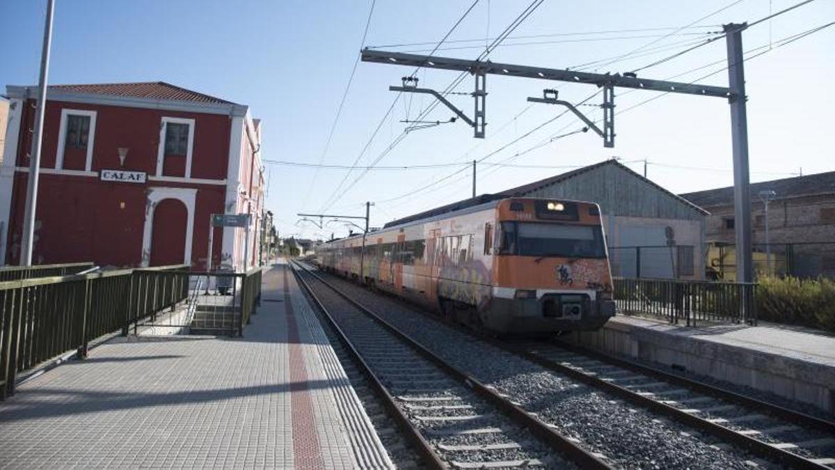 Un tren de la LR4 de Renfe al seu pas per Calaf