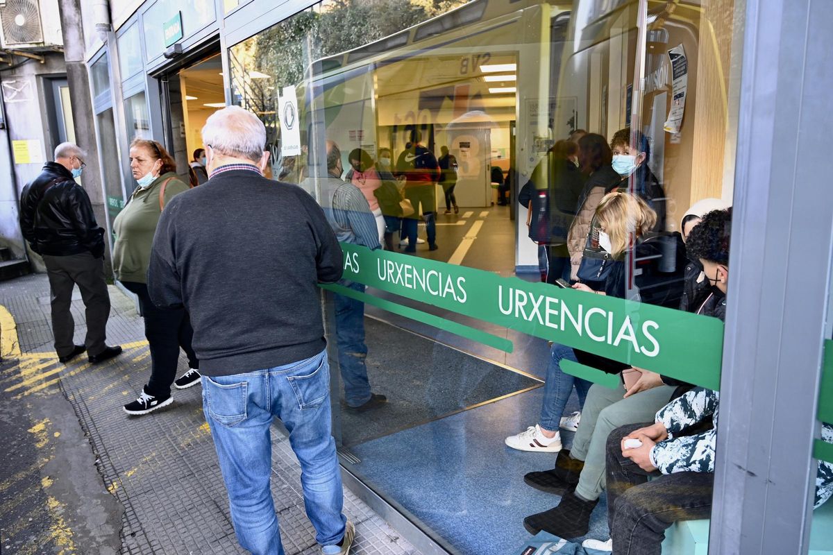 Sobrecarga de las urgencias del hospital Montecelo, ayer.
