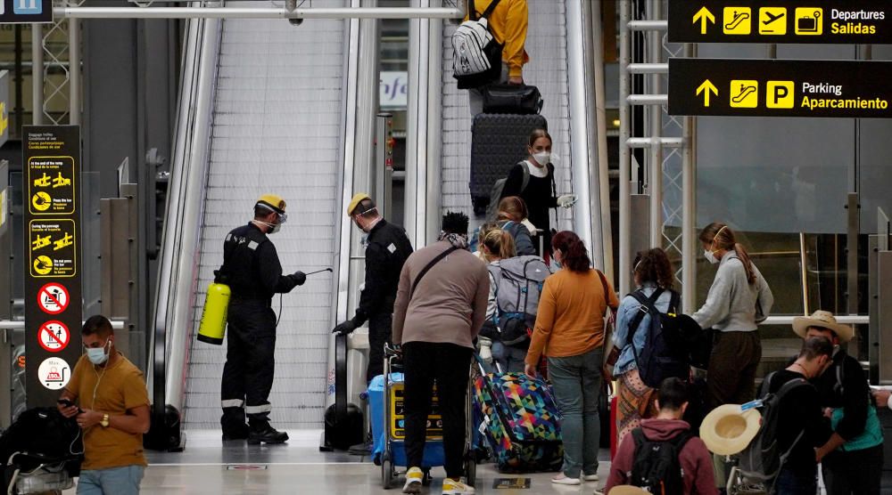 MADRID. 19.03.2020. CORONAVIRUS. Miembros de la UME limpian el aeropuerto de Barajas, terminal T4. FOTO: JOSE LUIS ROCA