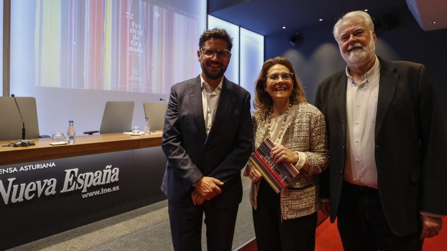 Por la izquierda, Aarón Zapico, María Encina Cortizo y Antonio Moral, ayer, en el Club Prensa Asturiana de LA NUEVA ESPAÑA. | Luisma Murias