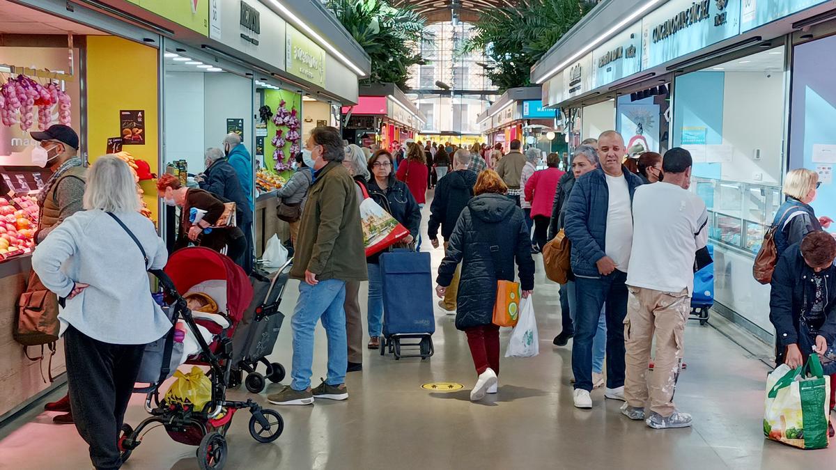 Un grupo de personas en el mercado central de Zaragoza sin mascarilla