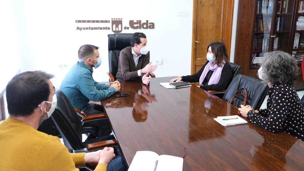 La reunión celebrada en la Alcaldía de Elda previa a la comparecencia telemática de la consellera Rosa Pérez.