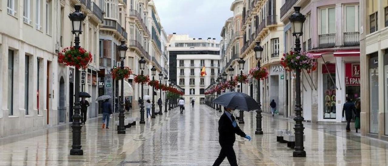 Un hombre pasea por la calle Larios en abril de 2020