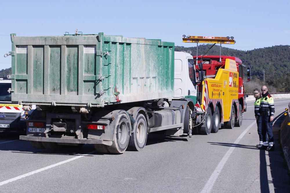 Accident de trànsit a la N-II al seu pas per Quart