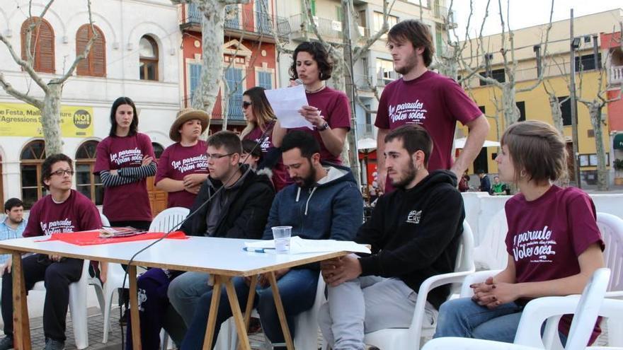 Valtonyc, acompañado ayer en la Plaça Major.