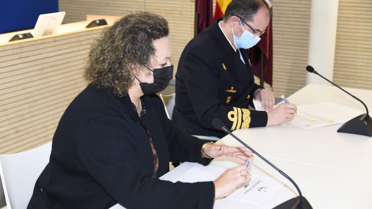 Yolanda Muñoz y Pedro L. De la Puente ayer en la firma. | I.URQUÍZAR