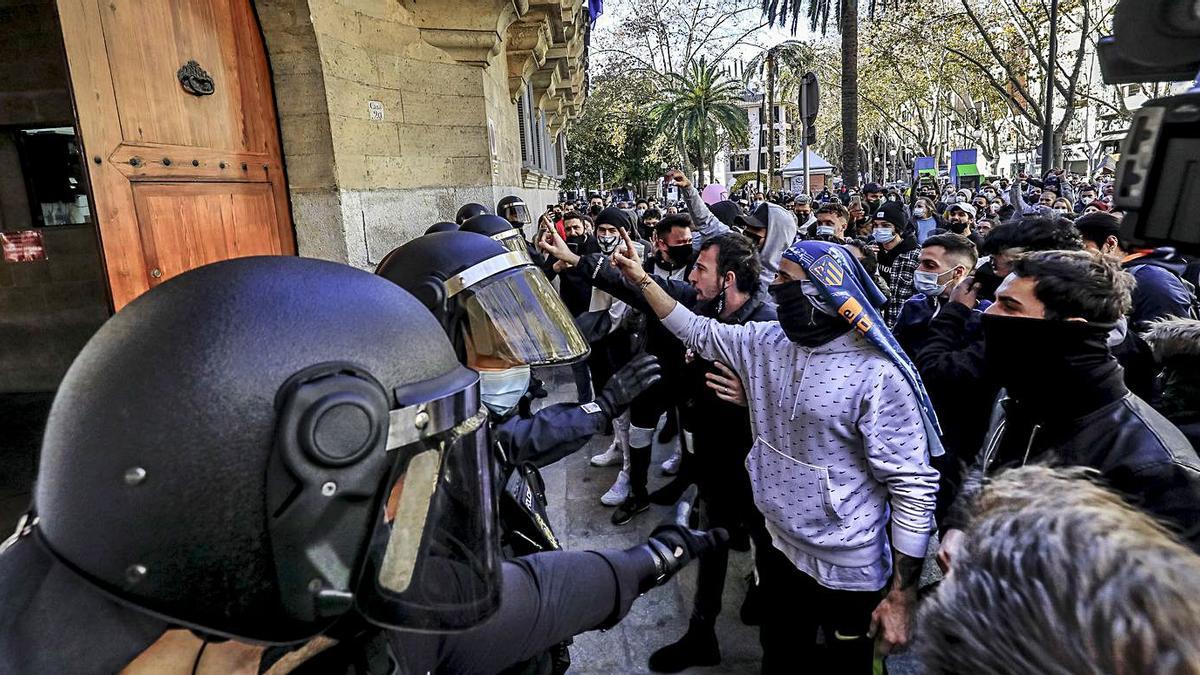 La avalancha 
de manifestantes obliga a la Policía a blindar las instituciones