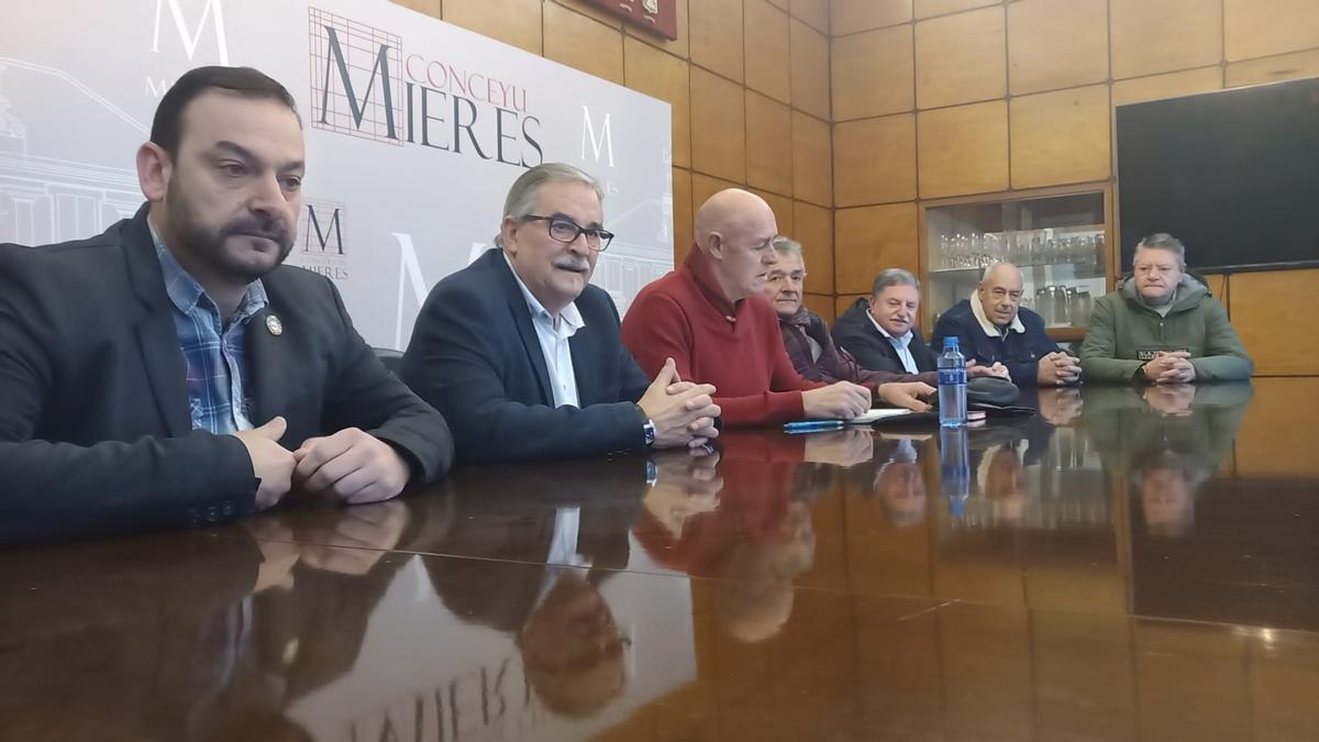 El vivealcalde de Mieres, Manuel Ángel Álvarez, y el alcalde, Aníbal Vázquez, junto a Felipe Burón el directivos de la asociación Santa Bárbara.