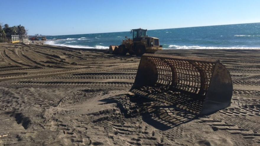 Maquinaria pesada trabaja para mejorar una de las playas del centro urbano de Marbella