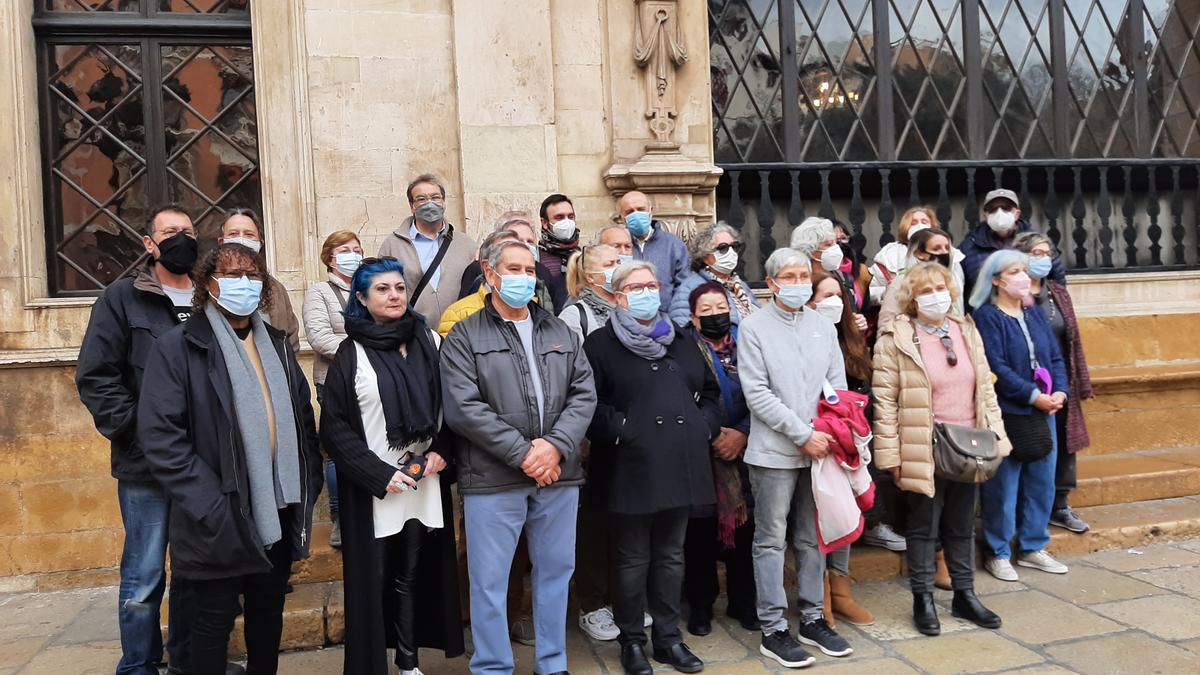 Representantes de asociaciones vecinales se han concentrado esta mañana en Cort para denunciar la &quot;situación insostenible&quot; que padecen.