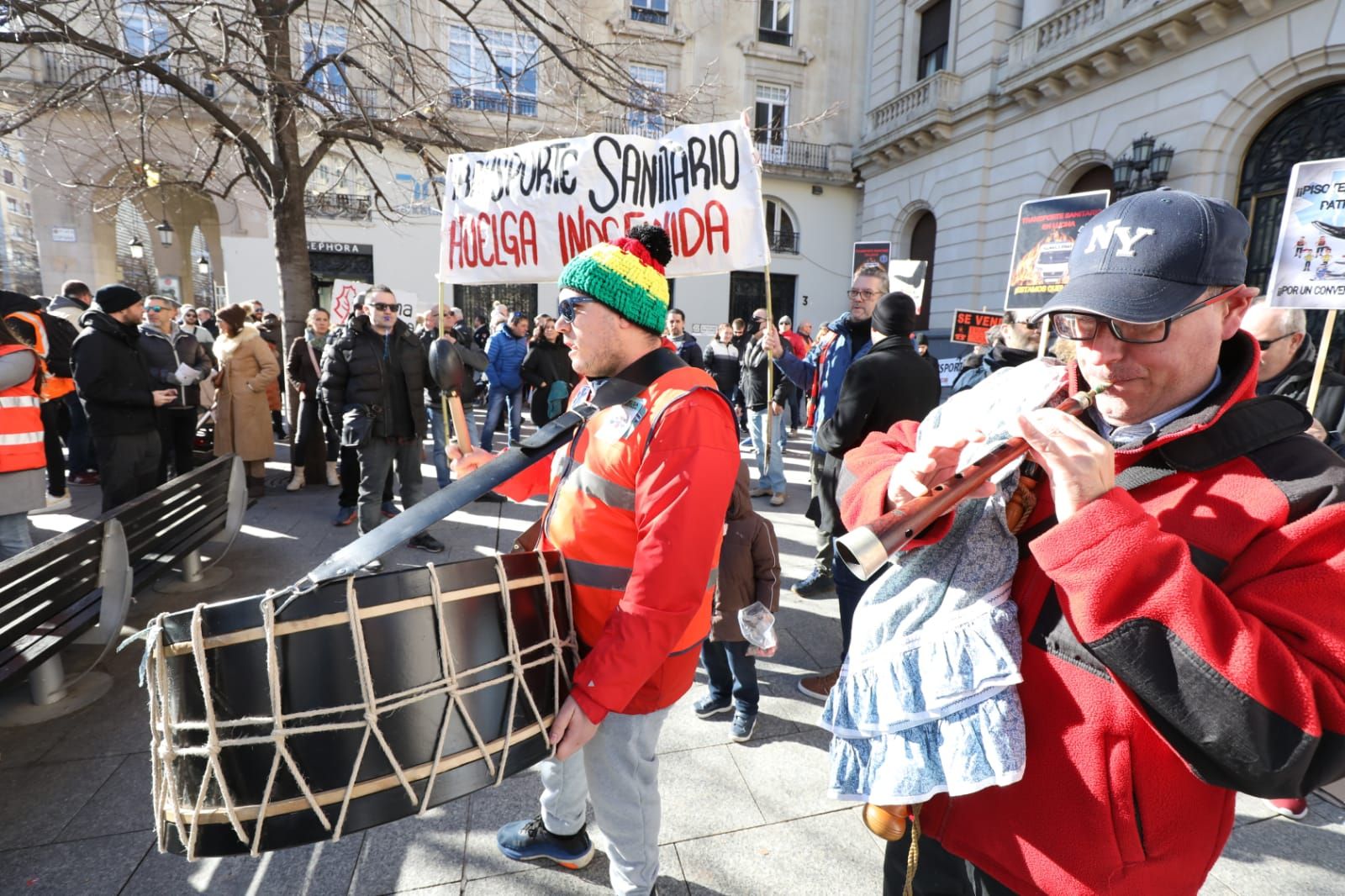 Protesta de los trabajadores de ambulancias en la Plaza España de Zaragoza