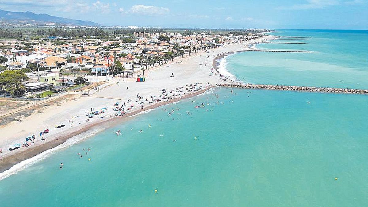 Los espigones han propiciado amplios espacios para el disfrute de todos los bañistas este verano.