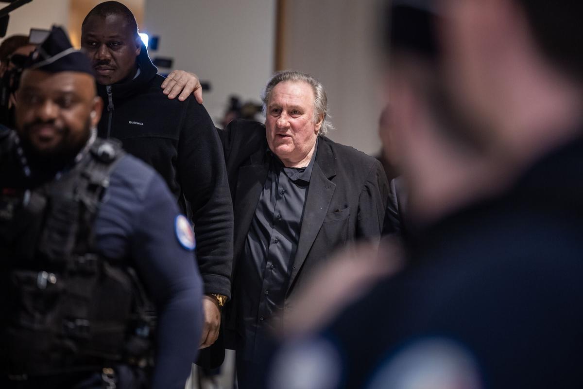PARIS (France), 25/03/2025.- French actor Gerard Depardieu (C) arrives at the Paris Courthouse on the second day of his trial in Paris, France, 25 March 2025. Depardieu stands trial over charges of sexual assault against two women on the set of the film 'Les Volets Verts' in 2021. (Francia) EFE/EPA/CHRISTOPHE PETIT TESSON