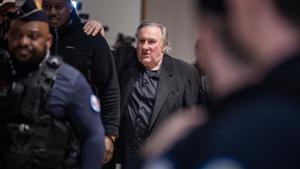 PARIS (France), 25/03/2025.- French actor Gerard Depardieu (C) arrives at the Paris Courthouse on the second day of his trial in Paris, France, 25 March 2025. Depardieu stands trial over charges of sexual assault against two women on the set of the film Les Volets Verts in 2021. (Francia) EFE/EPA/CHRISTOPHE PETIT TESSON